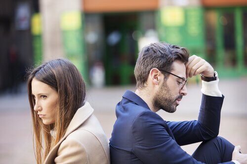 casal-chateado-dando-se-as-costas Discussões no relacionamento: por que os mesmos motivos se repetem?