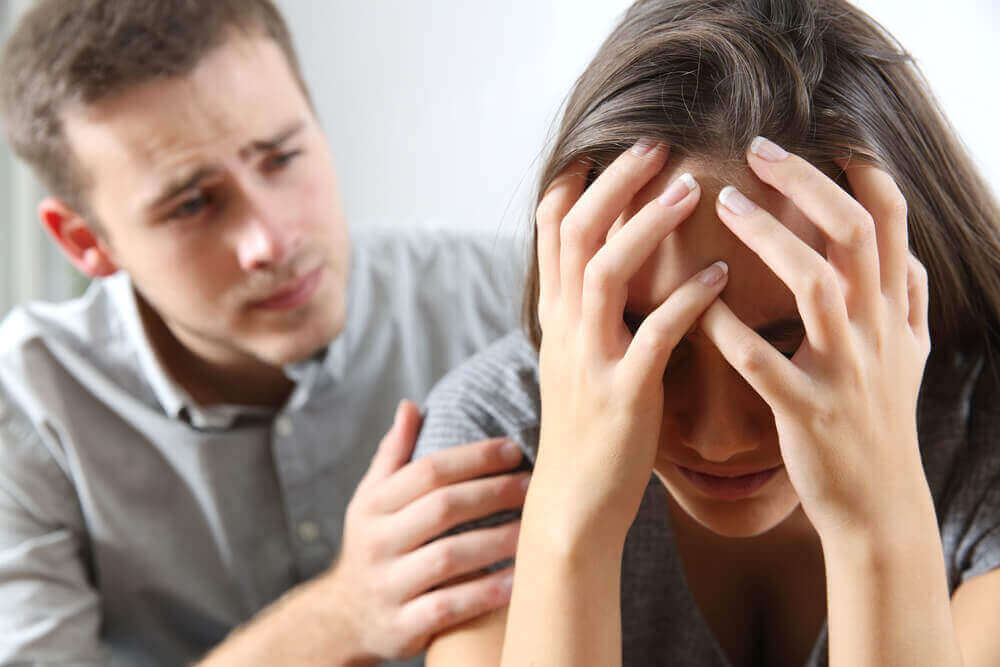 Homem consolando mulher