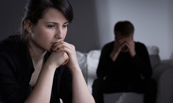 Casal enfrentando dificuldade