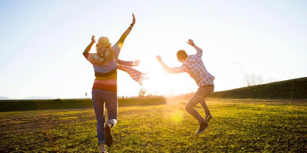Pessoas pulando em dia ensolarado