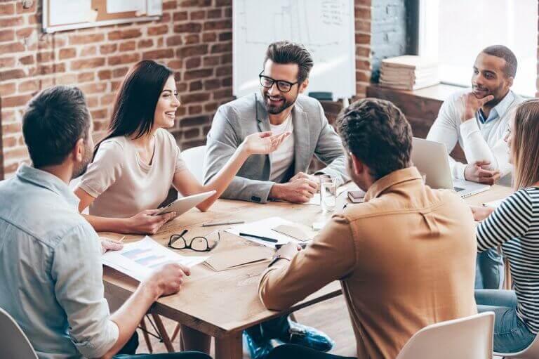 Discussão amigável e produtiva no trabalho