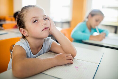 Criança entediada na escola