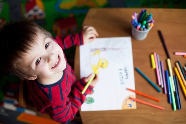 Criança feliz desenhando