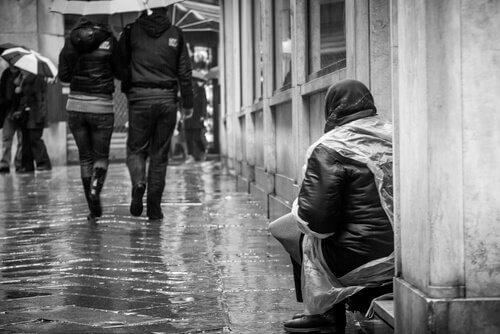 Pessoa sentada sozinha na rua