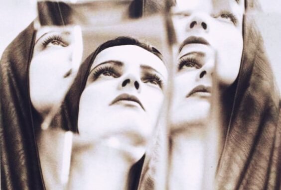 Diversos rostos da mesma mulher