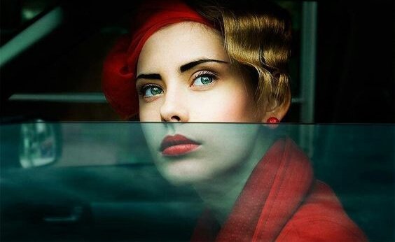 Mulher olhando pela janela do carro