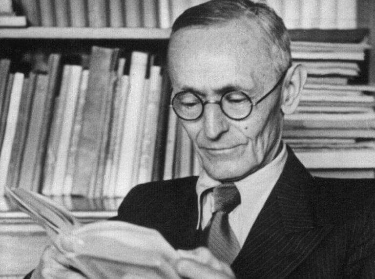 Hermann Hesse lendo um livro