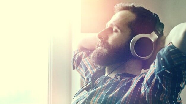 Homem ouvindo música relaxante