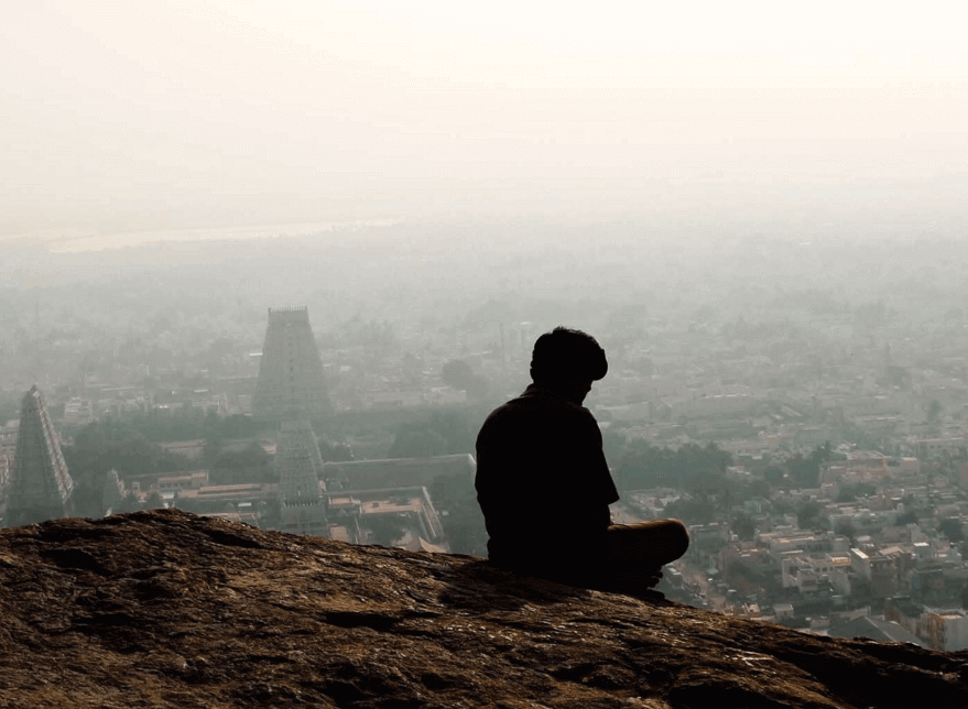 Homem em topo de montanha