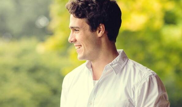 Homem sorrindo