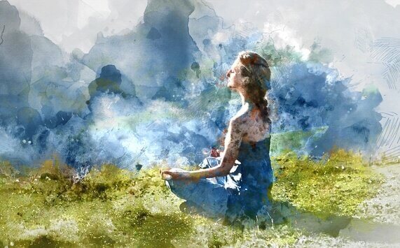 Mulher meditando
