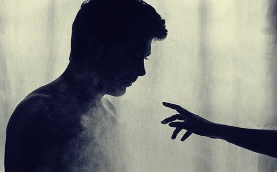 Mulher apontando para homem