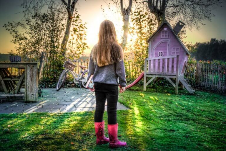 Menina brincando no jardim