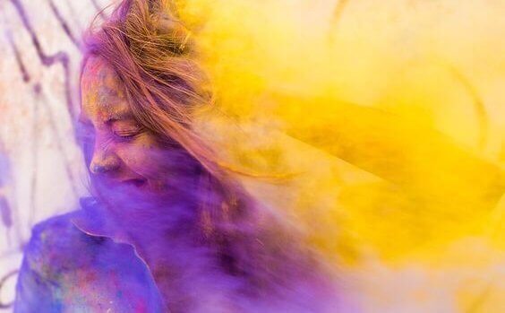 Mulher com pó colorido