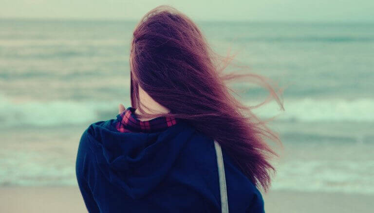 Mulher de cabelo comprido de costas