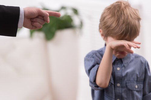 Pai brigando com seu filho pequeno