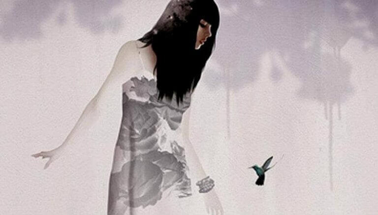 Mulher diante de beija-flor