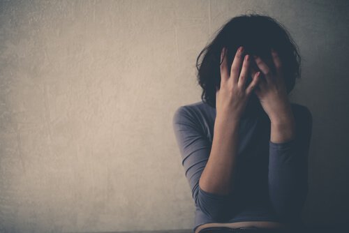 mulher-chorando Para você, que costuma chorar escondido