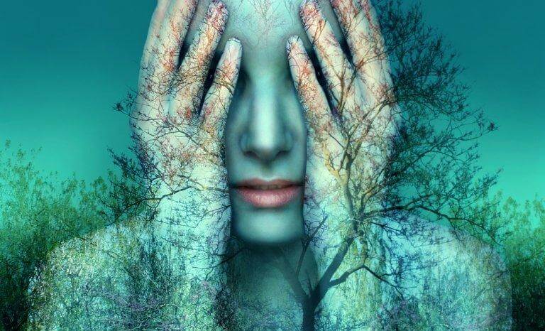 Mulher com as mãos no rosto