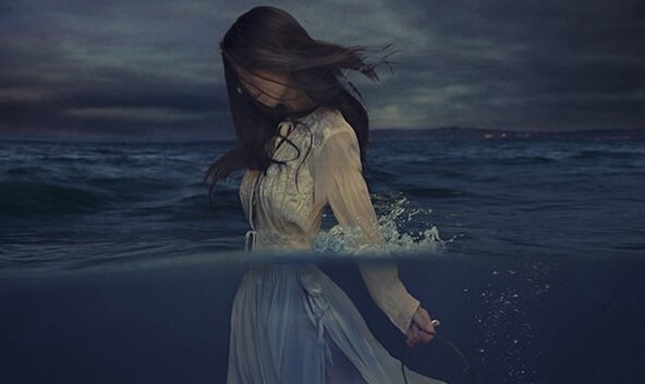 Mulher caminhando no mar