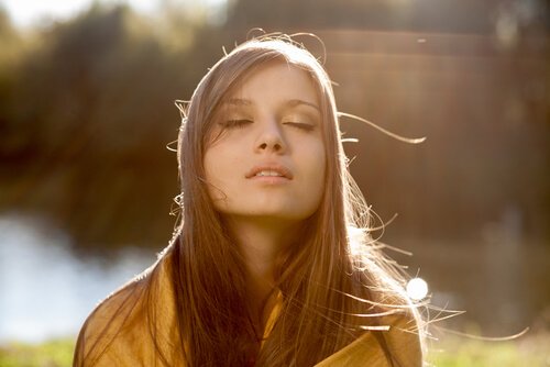 Menina de olhos fechados
