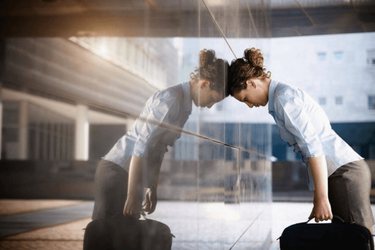 Mulher cansada por causa do trabalho