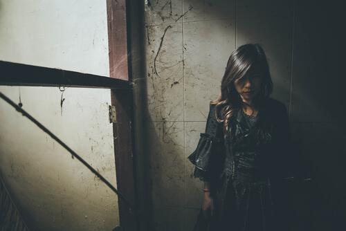 Mulher na escuridão