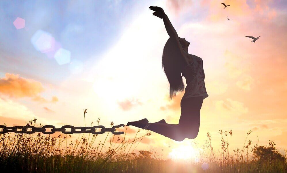 Mulher se libertando das correntes