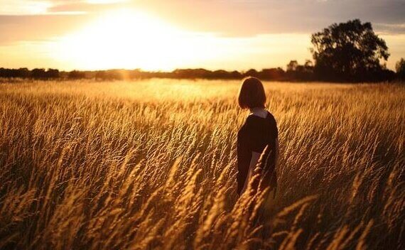 mulher-no-campo-de-trigo Enfrente suas emoções obscuras para ser feliz