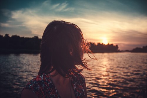 Mulher observando pôr do sol