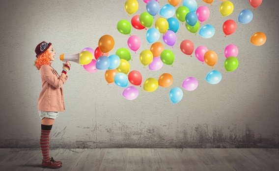 Mulher vestida de palhaça