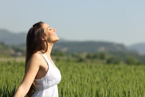 mulher-respirando-de-olhos-fechados Trabalhar o corpo e a mente