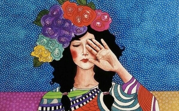 Mulher com flores na cabeça