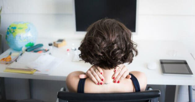 Mulher com dor no pescoço