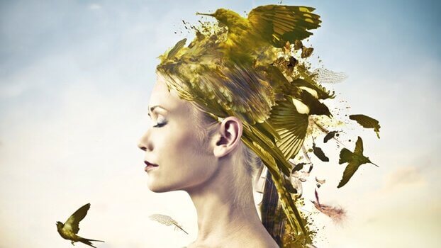 Mulher com pássaros dourados na cabeça