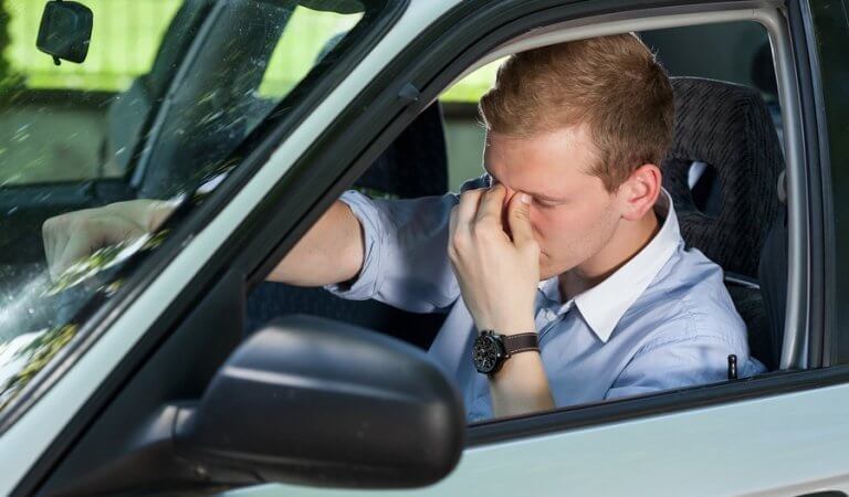 Homem com sono no carro