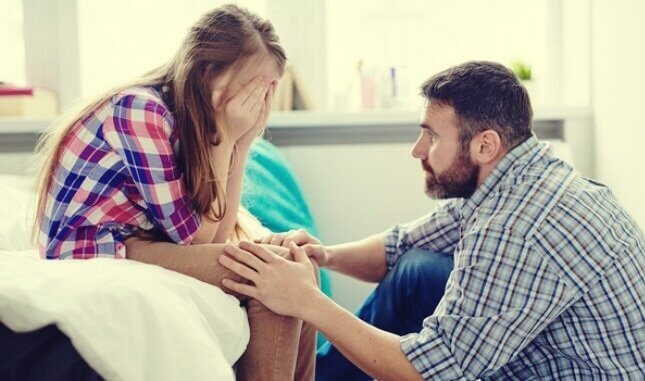 Pai com filha adolescente