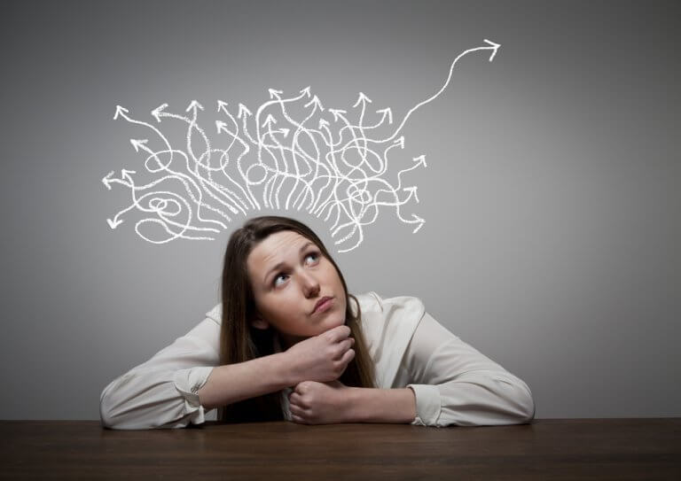 Mulher pensando em soluções para problema