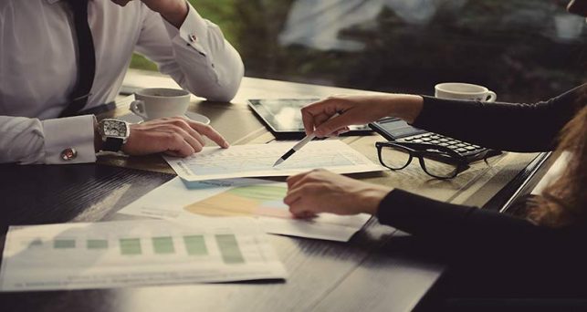 Pessoas preparando negociação