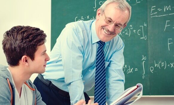 profesor-com-seu-alumno Professores, o conteúdo da matéria não é a única coisa importante