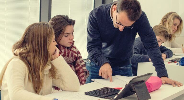 Professor tirando dúvidas de alunas