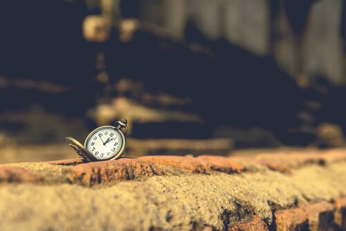 relógio-sobre-pedra-representando-nostalgia-coletiva 10 frases extraordinárias de Orhan Pamuk