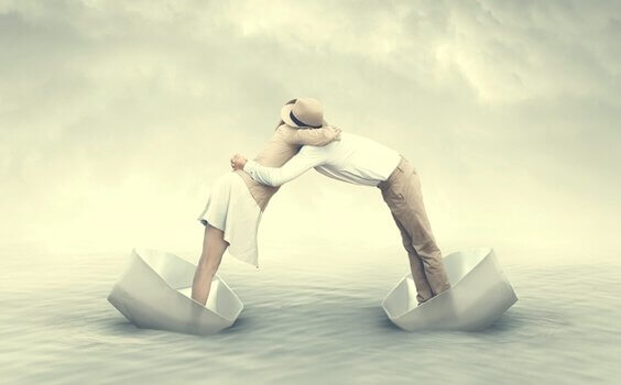 Casal em barcos de papel