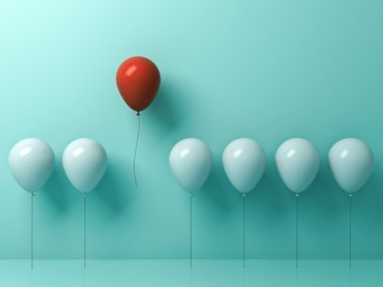 Balão de cor diferente se destacando
