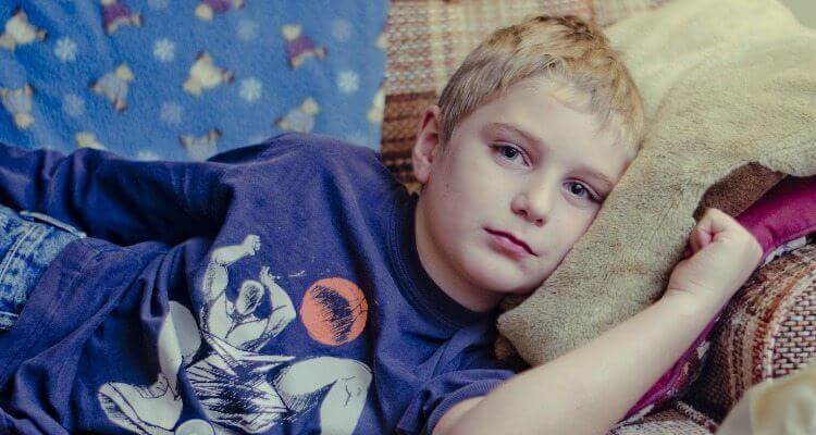 Menino chateado por causa de bullying