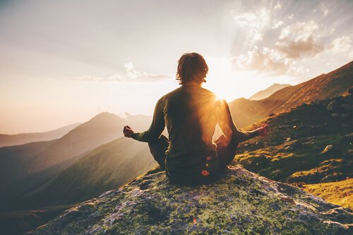 Homem meditando nas montanhas