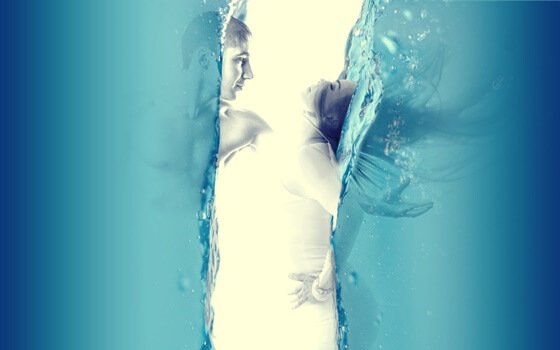 Homem e mulher saindo da água