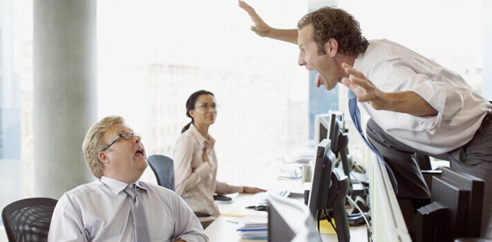 Colega de trabalho atormentando o outro