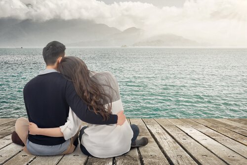 Casal abraçado em píer