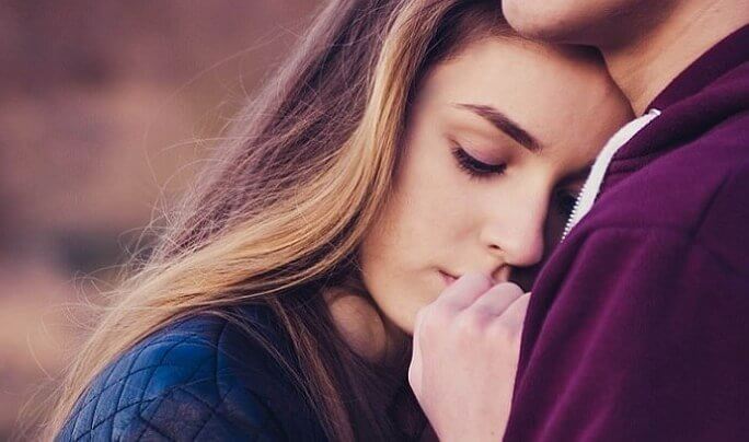 Mulher abraçada a homem